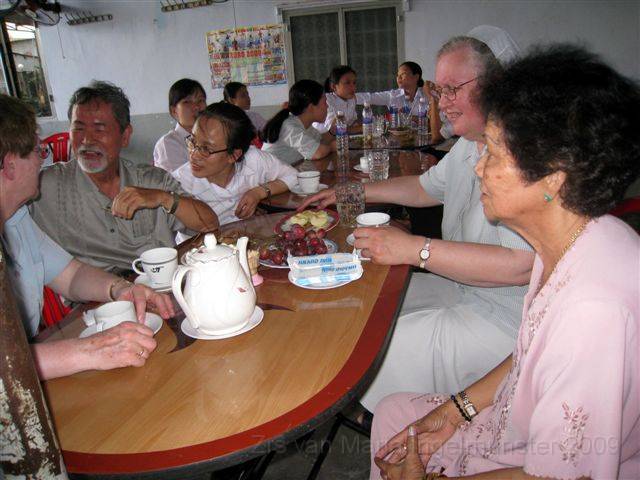0047 bij de familie van Pr. Hung.JPG